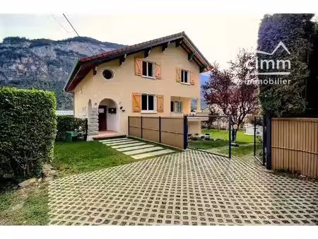 a vendre magland (74300) maison familiale 9 pieces avec appartem