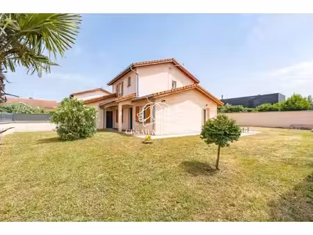 pusignan : maison f5 (115 m²)