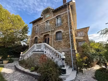 central et calme sur 1400m² de terrain ! propriété meulière de caractère de 250m² comprena