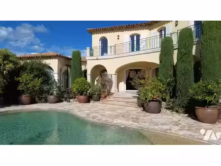 fréjus – élégante villa provençale au cœur d’un écrin de verdure