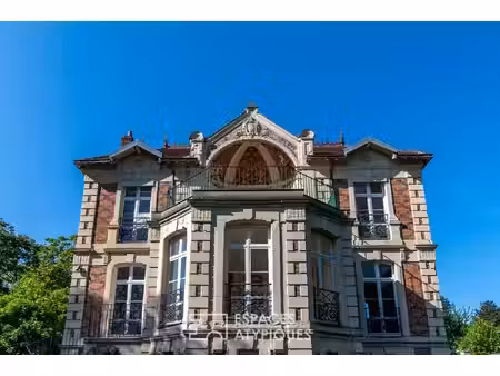 maison de luxe à vendre dans le quartier lac de maine-molière