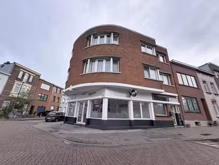 commerce de +/- 160m² avec caves - pas de charge
