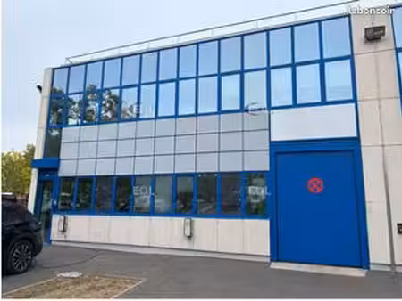 local bureaux 688 m²