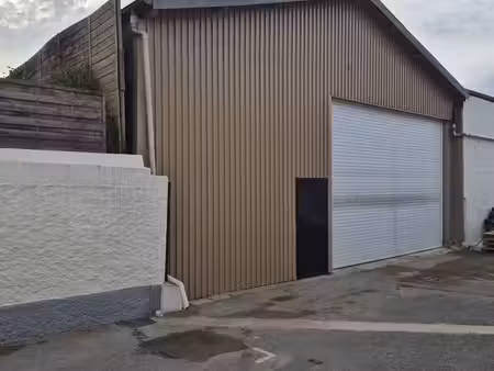 à louer – entrepôt 165 m² avec bureaux et parkings – emplacement stratégique