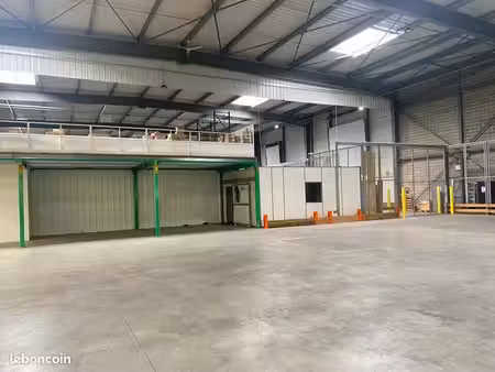 local d'activite 1237 m² roissy-en-france