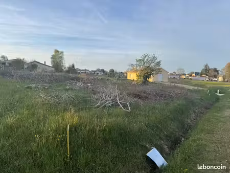 terrain constructible 674 m² – clérac (17270)