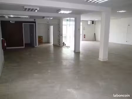 local commercial 740 m²