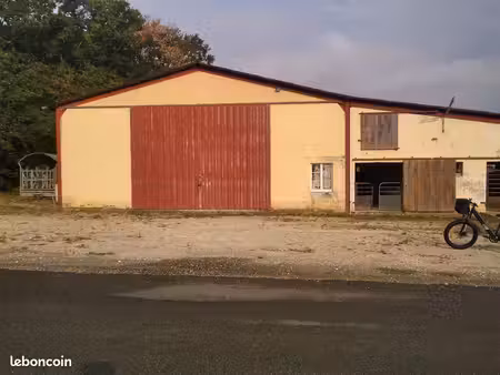 hangar avec prairie
