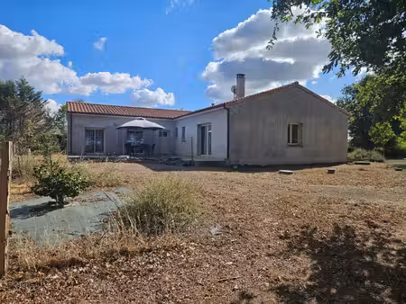 entre argentonnay  thouars et bressuire – maison contemporaine avec hangar de 400 m² et te