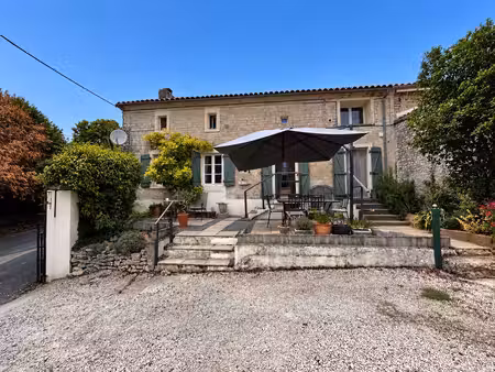maison en pierre  3 chambres  gîte  piscine et jardin