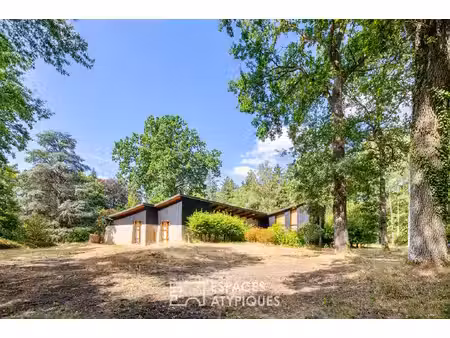 maison d'architecte des années 70 au coeur d'un domaine boisé