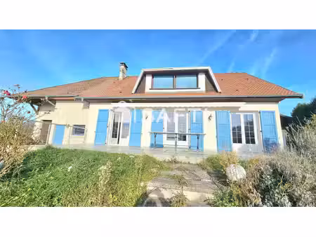 villa de caractère de 210 m² avec piscine  vue dominante et terrain de 3 614 m² – un cadre