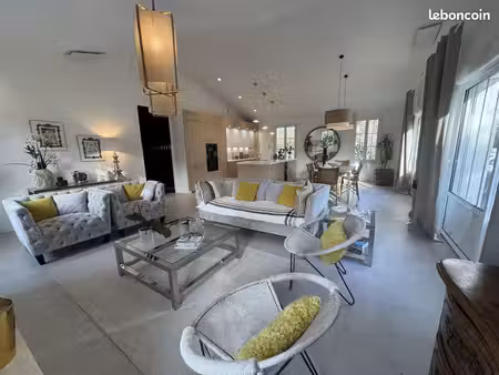 villa 8 pièces 261 m²