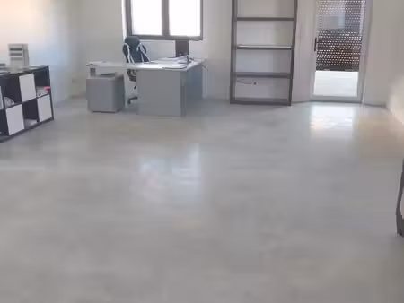local d'activité avec bureau isolé