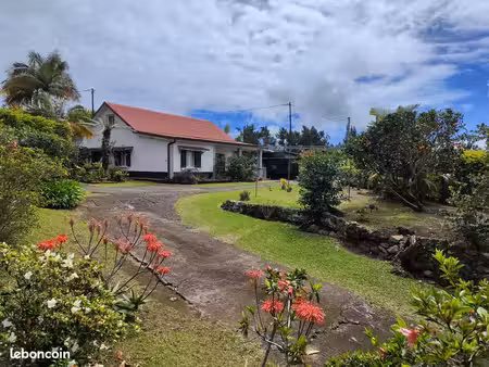 une maison avec dépendance et jardin arboré au brûlé