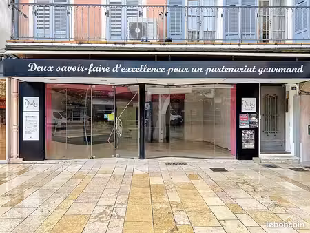 à louer - local commercial 164 m² avec laboratoires voûtés - place du marché - montélimar 