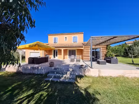 belle maison provençale avec piscine sur 2100 m² de terrain
