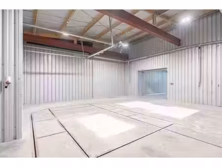 vaste entrepôt de 157m² (lot 4)