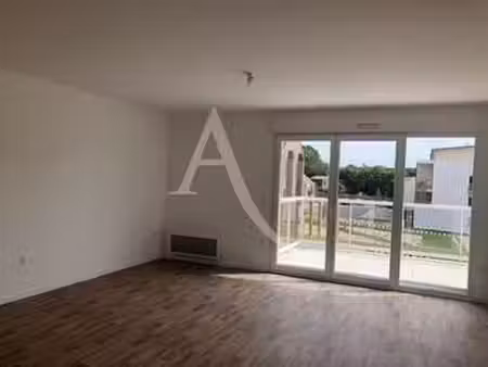 location maison meublé à saint-philbert-de-grand-lieu (44310) : à louer meublé / 67m² sain