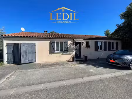 maison de village avec un loft