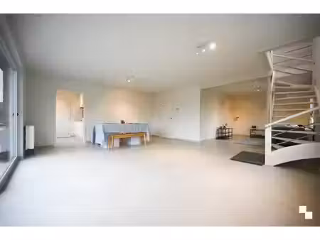 stijlvol en energiezuinig gerenoveerd duplexappartement in kleinschalige residentie te eme