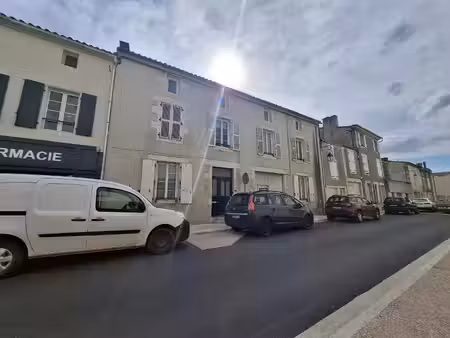 grande maison en pierre avec deux grandes granges et jardins privés