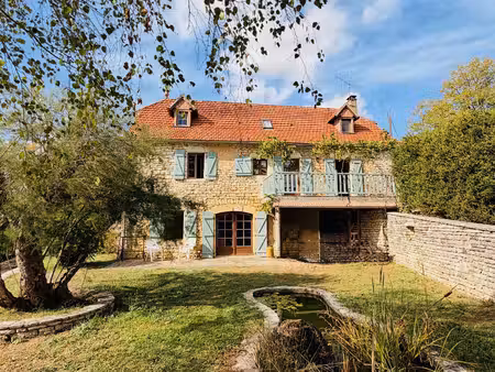 maison en pierre de caractère avec piscine  vue et grand atelier entre gourdon et cahors