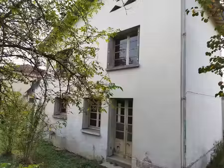 maison sur un étage à rénover entièrement sur un terrain clôturé de 400 m2 proche de tout 