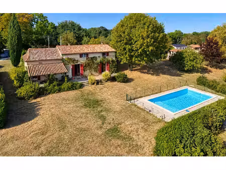belle maison en pierre avec piscine et vue imprenable