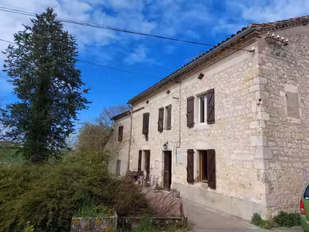maison en pierre à renover avec dependances et terrain de 2.5 ha attenant