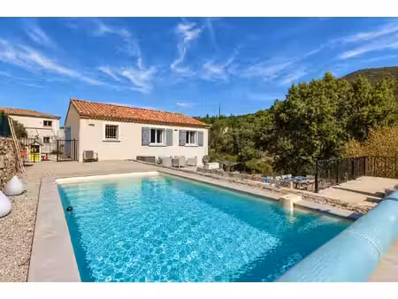 villa avec piscine et vue dégagée  à 900 m du centre de roquebrun