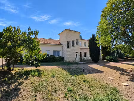 villa d'une élégance impressionnante  avec un grand parc et une piscine