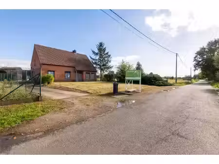 gelijkvloerse woning op een perceel van 10180m²!