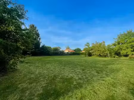 terrain constructible de 690 m² à tramoyes (01390)