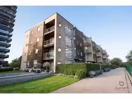 ruim lichtrijk hoekappartement met gezellig zonneterras en ondergrondse autostaanplaats!