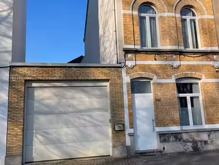 woning met 3 verhuurde units en ruim magazijn met aparte toegang