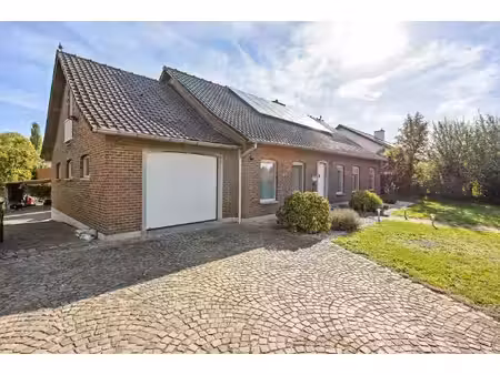ruime vrijstaande woning met 2 garages in herderen