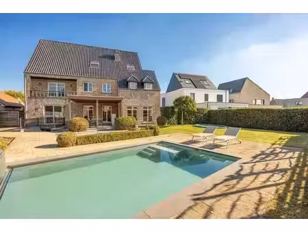 karaktervolle villa met zonnige tuin en zwembad