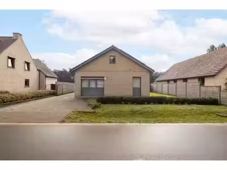 laagbouwwoning met 3 slaapkamers  veranda  garage  zolder en prachtig open zicht in wuustw