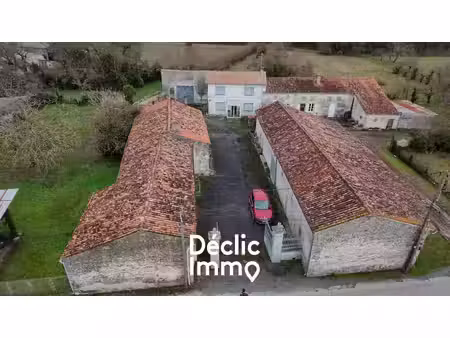 corps de ferme avec 2 maisons et dependances