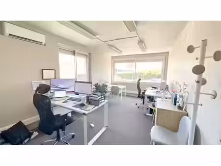 location locaux professionnels 2 pièces 19 m² à les milles (13290)  630 €
