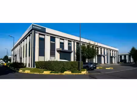 location local professionnel 997m²