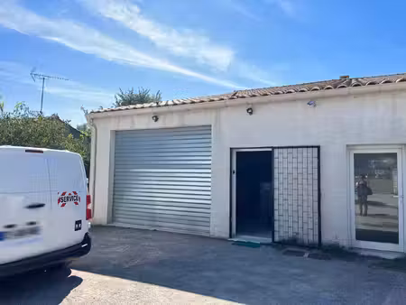 aubais - local commercial de 100m2 comprenant :