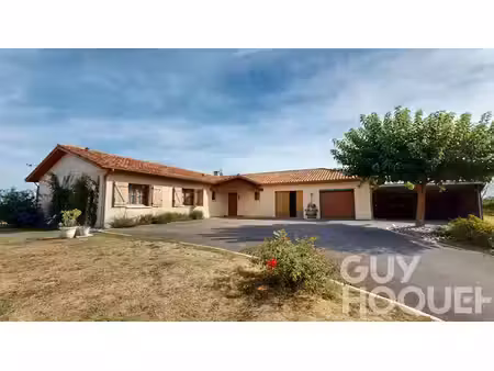 maison de plain-pied 4 chambres  avec studio indépendant. vue pyrénées et piscine.