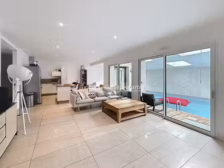 maison contemporaine avec piscine couverte -saint-méloir-des-ondes