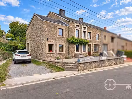 maison en pierre offrant un beau potentiel.
