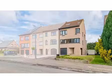 maison semi-mitoyenne soignée avec 4 ch. et garage