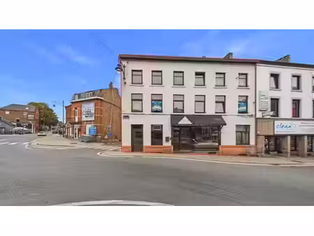 vaste maison de commerce