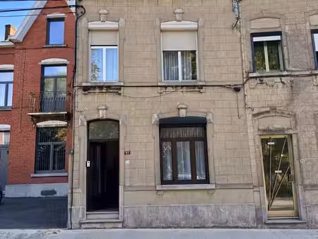 maison 3 façades - beau potentiel!