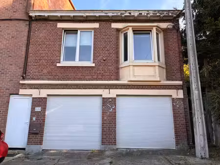 maison bel-étage 3 façades avec 1 chambre et 2 garages